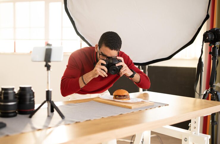 famous-photographer-streaming-while-working-food-shoot