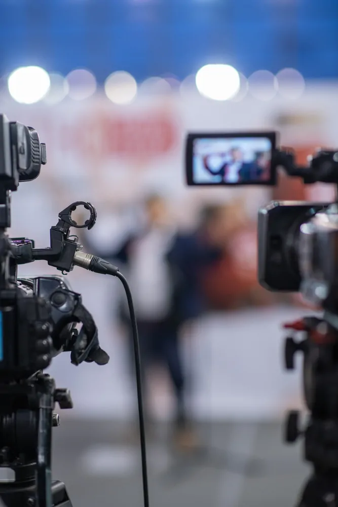 Cameras,Recording,A,Press,Conference,,Revealing,Intricate,Details