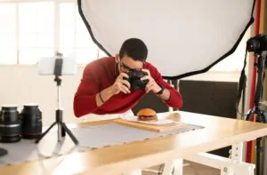 famous-photographer-streaming-while-working-food-shoot