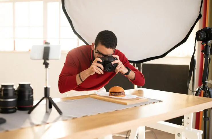 famous-photographer-streaming-while-working-food-shoot